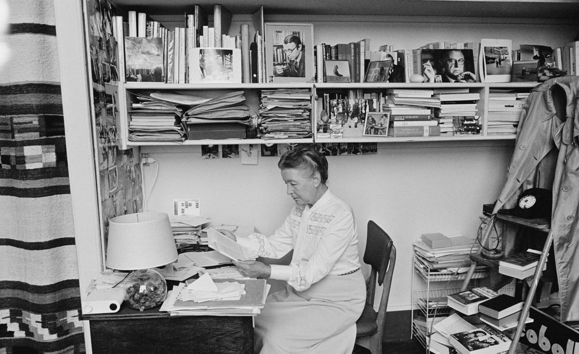Simone de Beauvoir en su piso de París en 1976. FOTO: JACQUES Pavlovsky Sygma/Getty | Noticias BPC