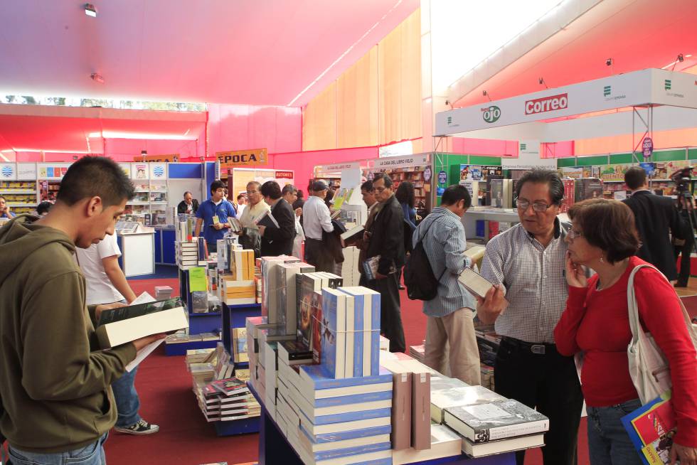La gente hojea libros en la Feria del Libro de Lima