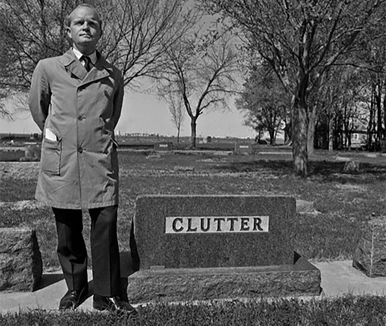 Truman Capote, junto la tumba de la familia Clutter, en 1967. Foto: © Bob Adelman/Corbis