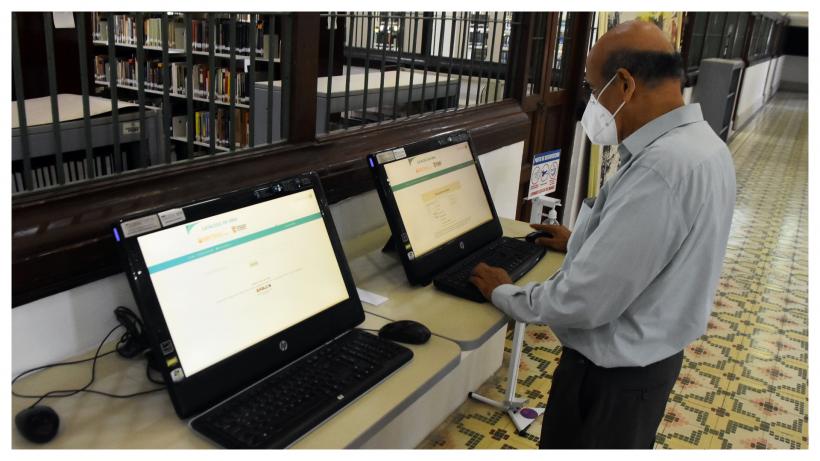 Walter Bohórquez usando el sistema de búsqueda de Libros. FOTO: Luis Rodríguez, El Heraldo
